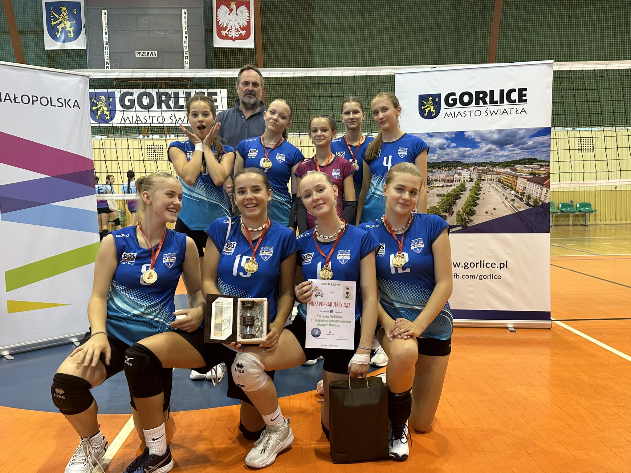 Grupowe zdjęcie zawodniczek.