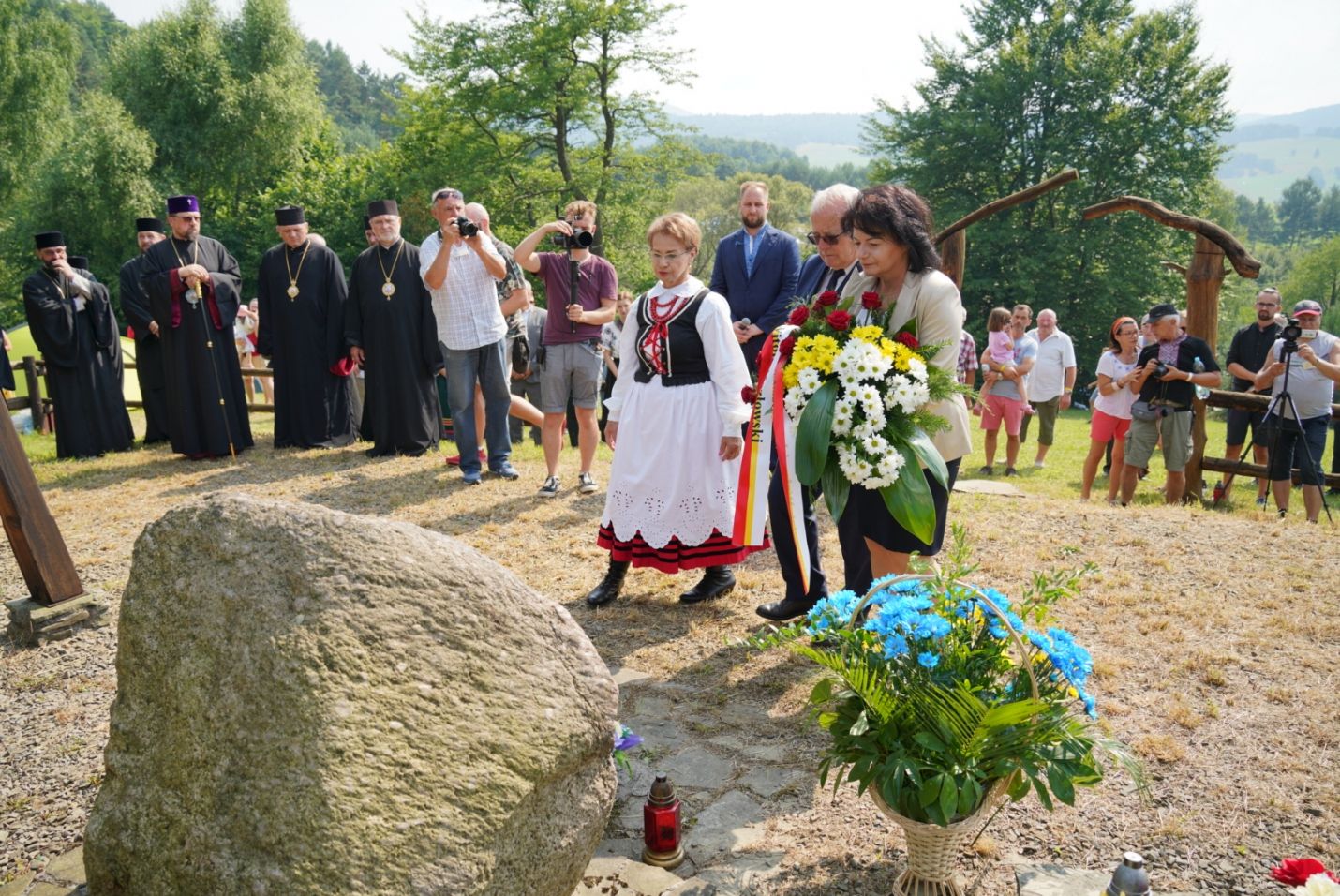 Radna Jadwiga Wójtowicz składa wiązankę kwiatów.