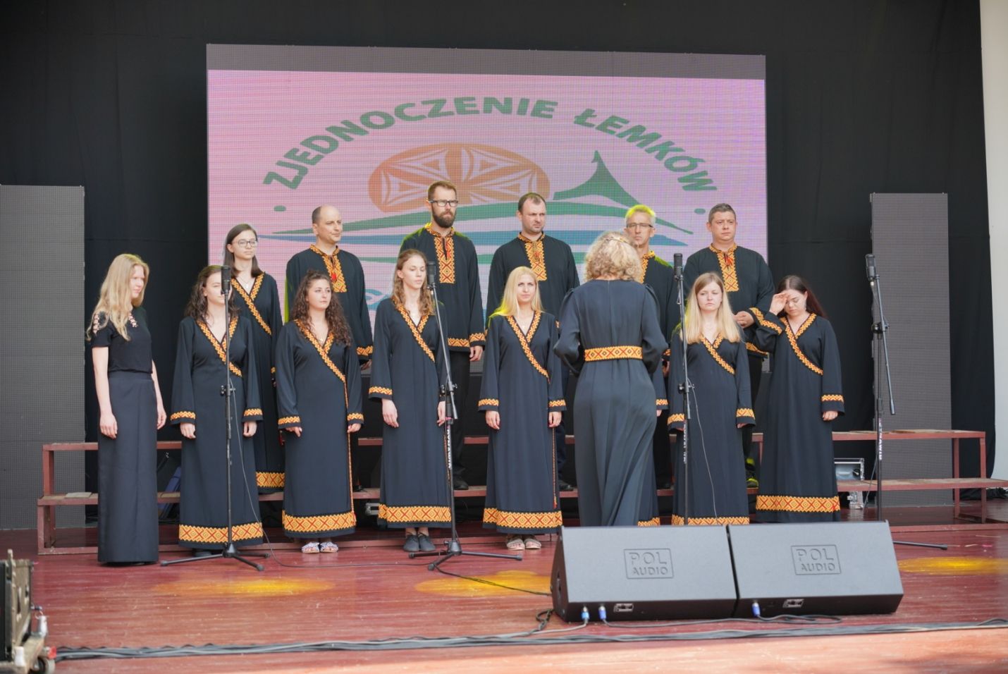 Chór spiewający na scenie w Zdyni.