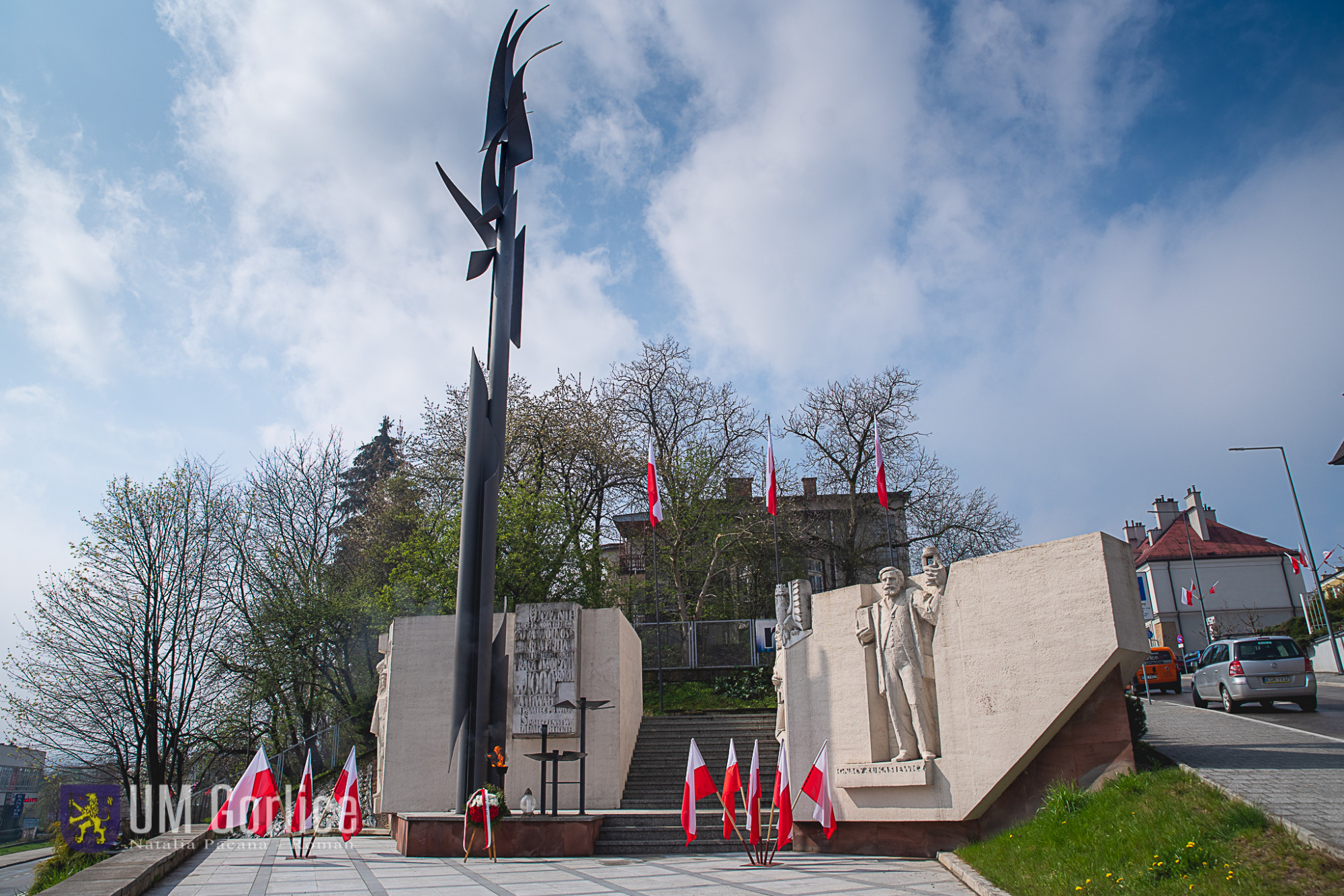 Pomnik Tysiąclecia Państwa Polskiego przyzdobiony barwami narodowymi
