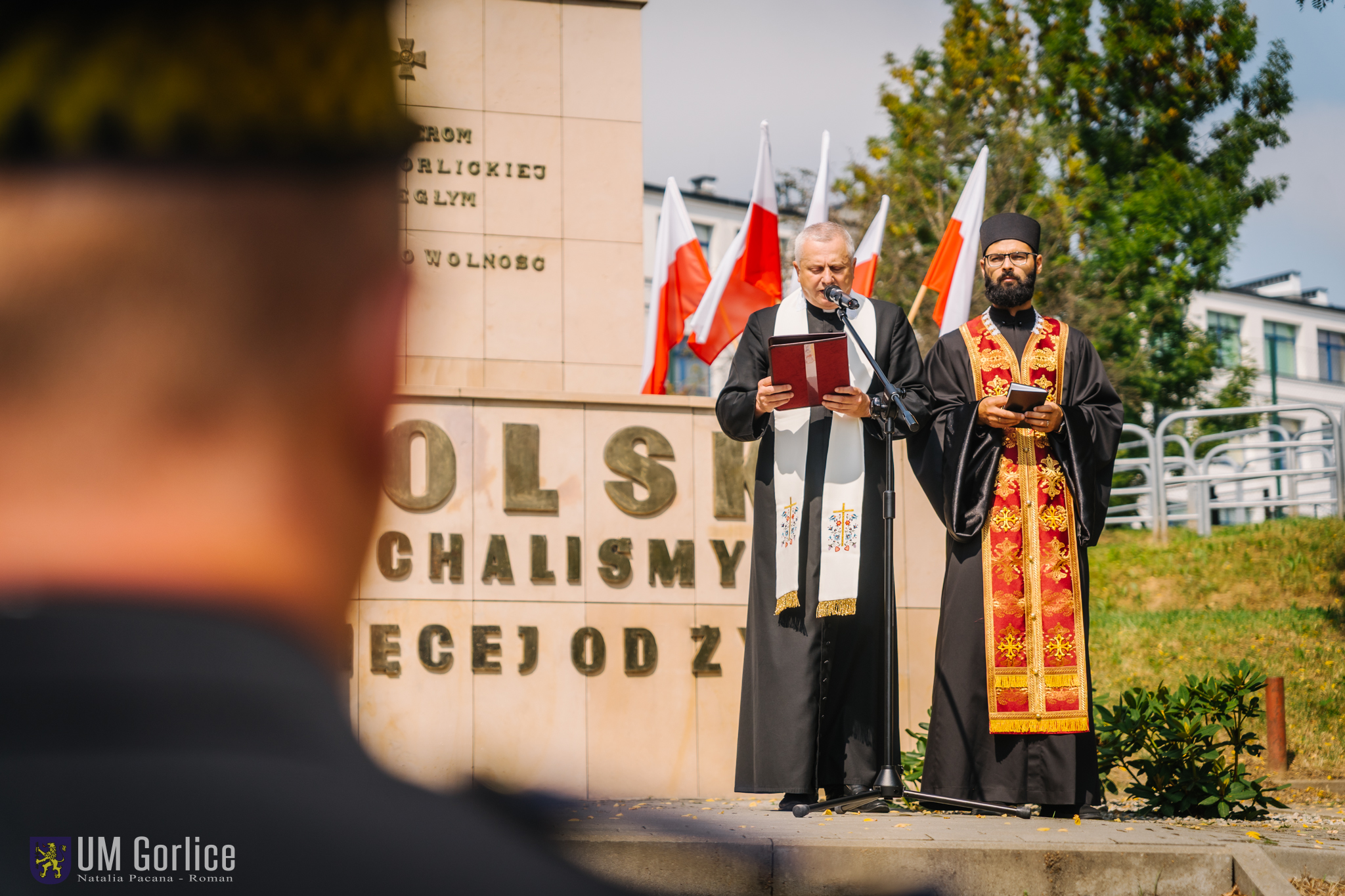 Uczestnicy uroczystości pod pomnikiem.