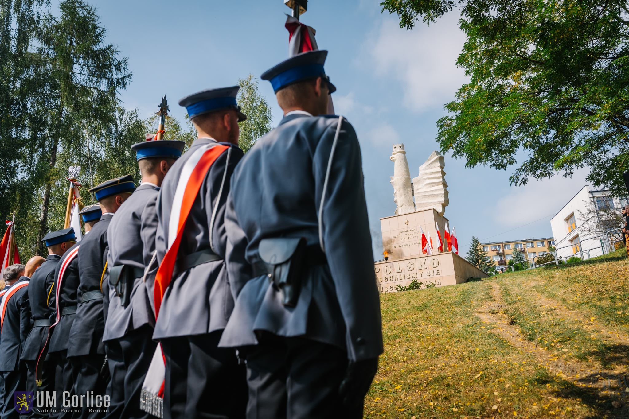 Uczestnicy uroczystości pod pomnikiem.