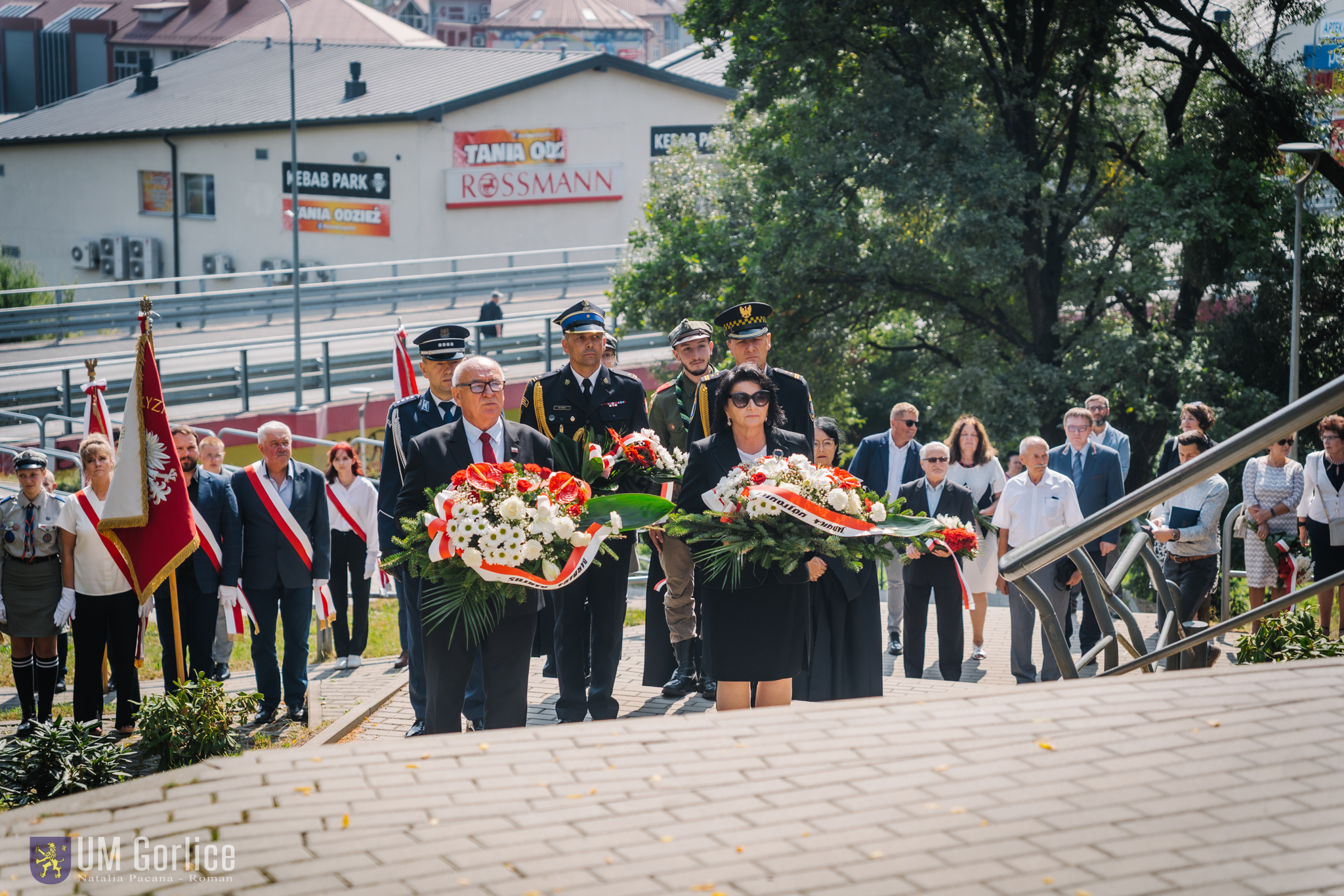 Uczestnicy uroczystości pod pomnikiem.