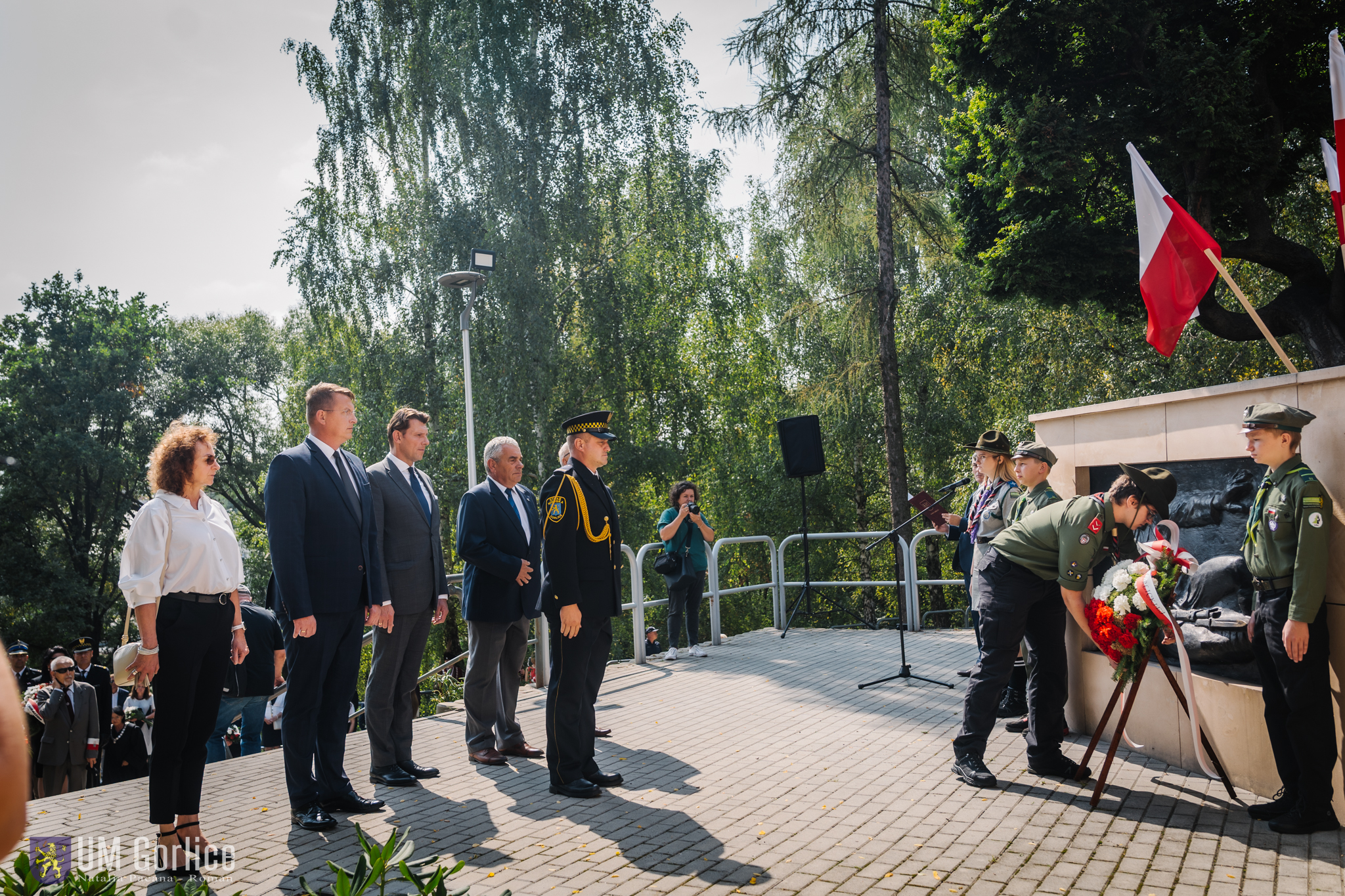 Uczestnicy uroczystości pod pomnikiem.