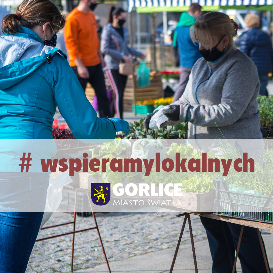 Plakat akcji Wspierajmy lokalnych. Targ w Gorlicach w tle.