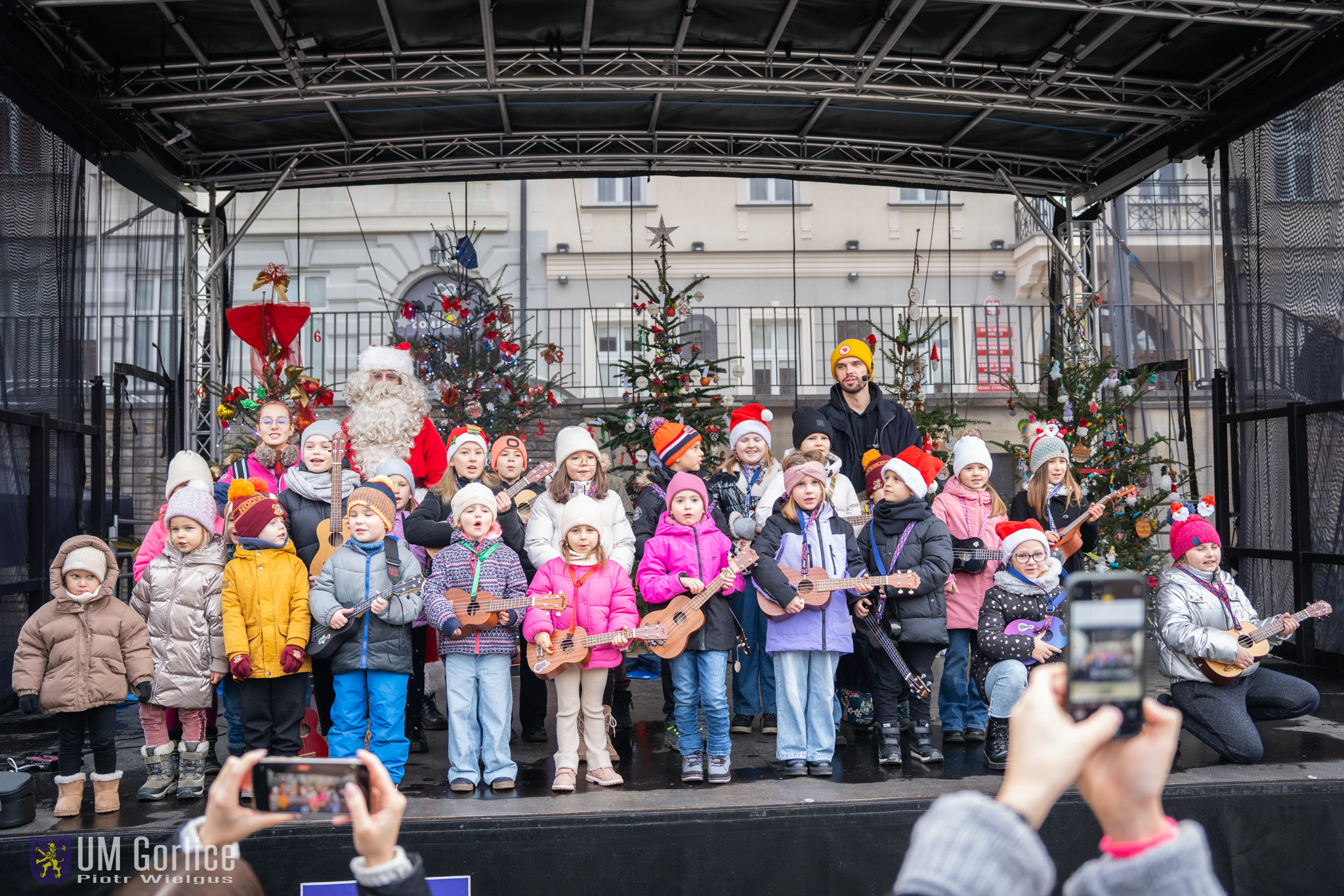 Występ wujka skarpetki na scenie.