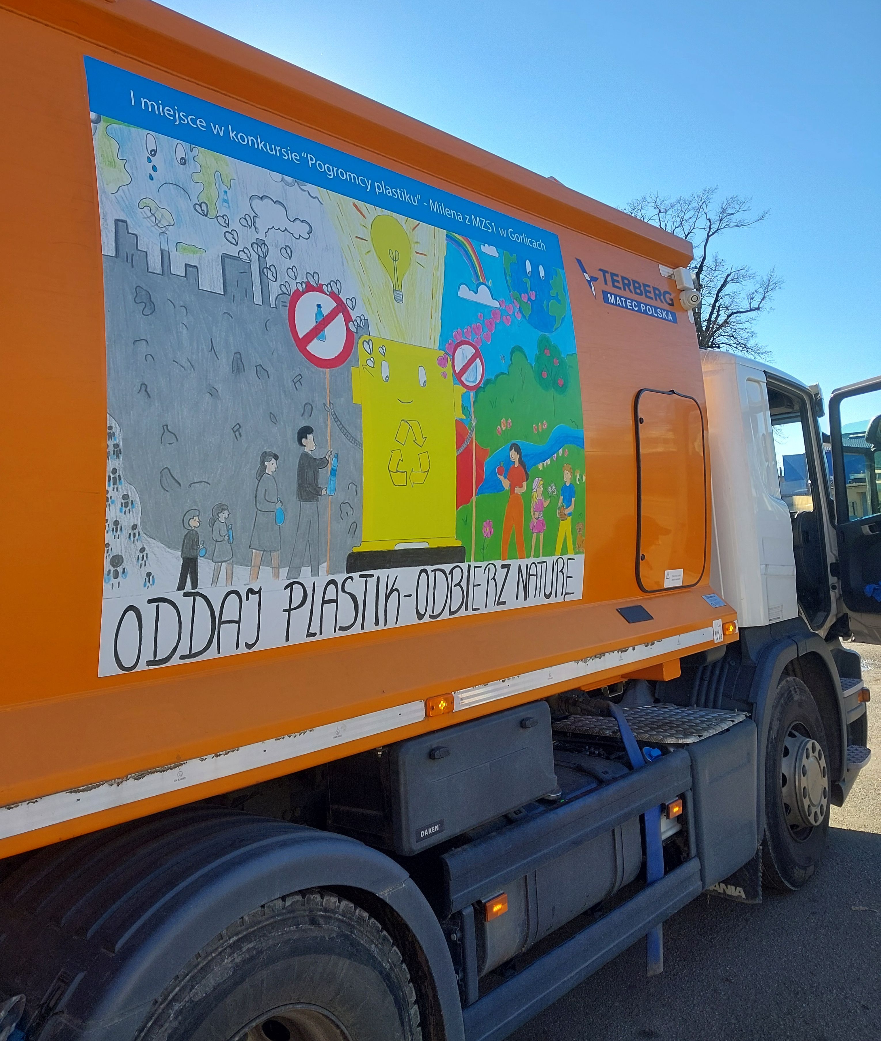 Śmieciarka z pracą plastyczną.