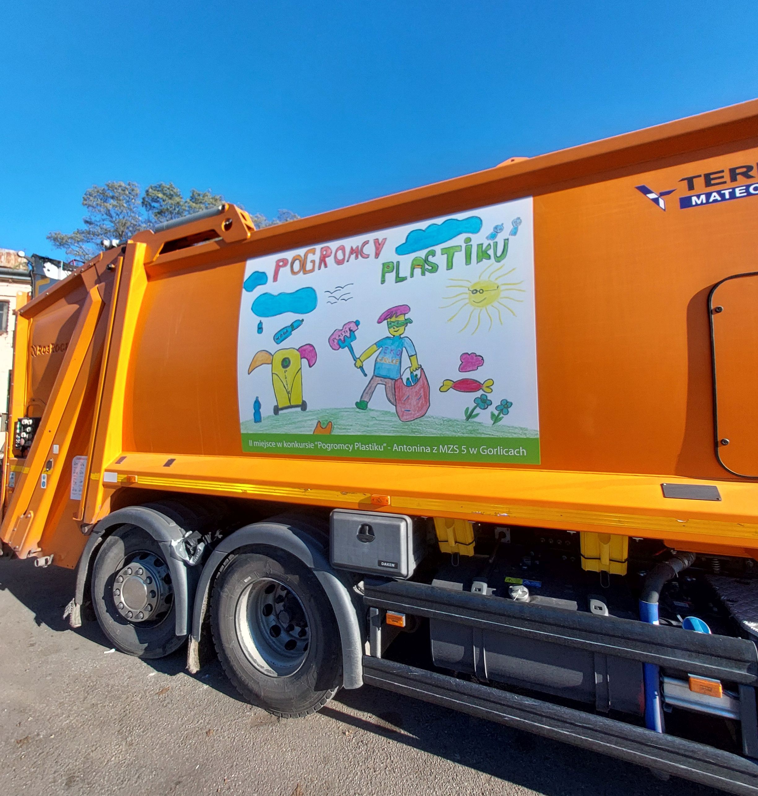 Śmieciarka z pracą plastyczną.