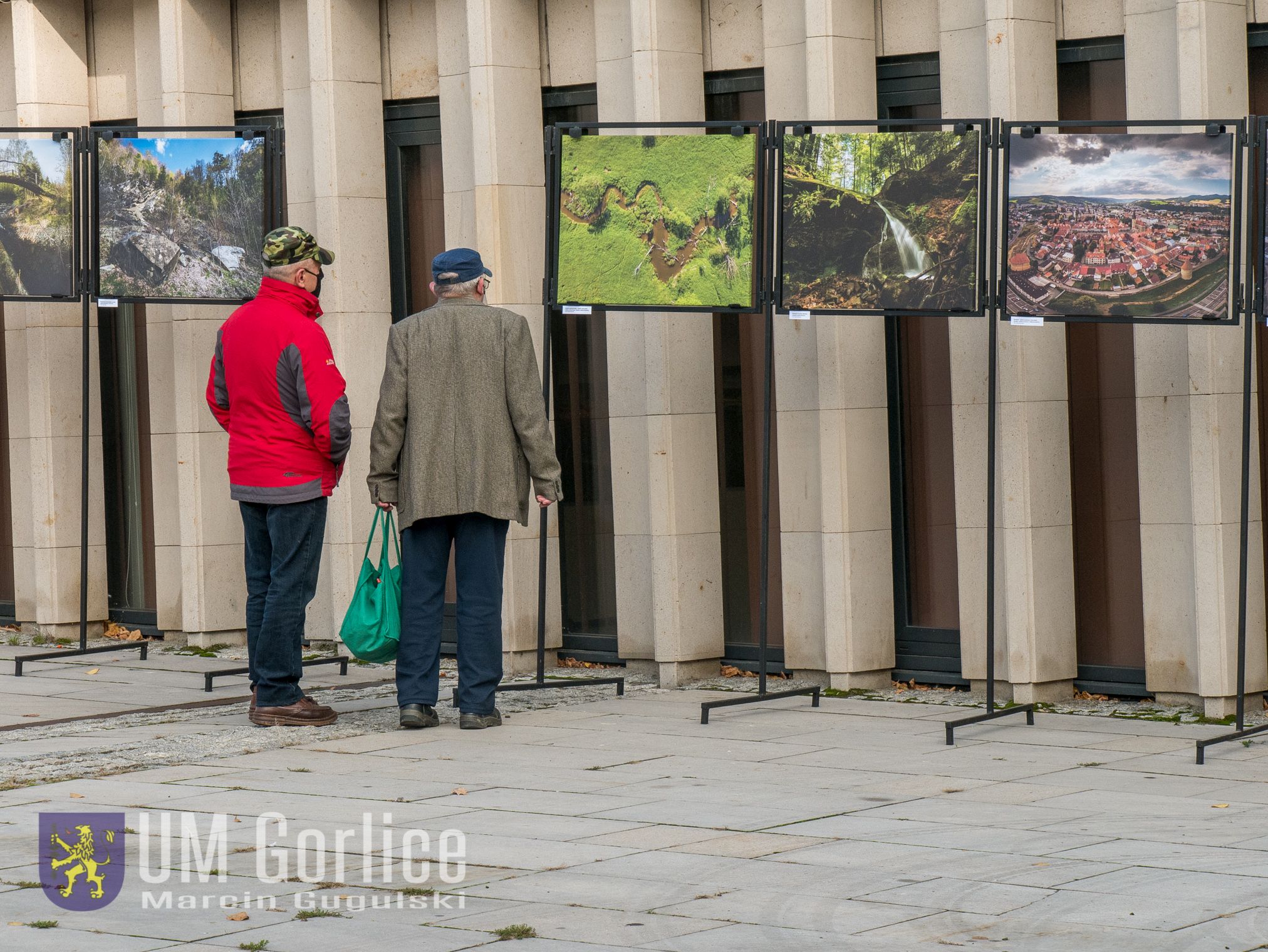 Wystawa zdjęć przed Pawilonem Historii Miasta.