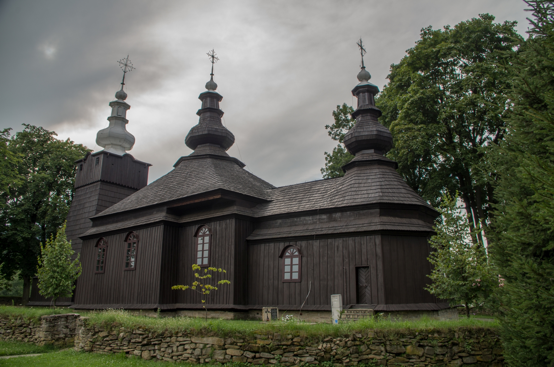 Widok na cerkiew parafialną greckokatolicką św. Michała Archanioła w Brunarach Wyżnych.