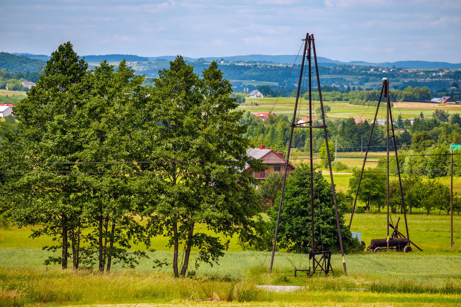 Widok na naftowy krajobraz na ziemi gorlickiej.