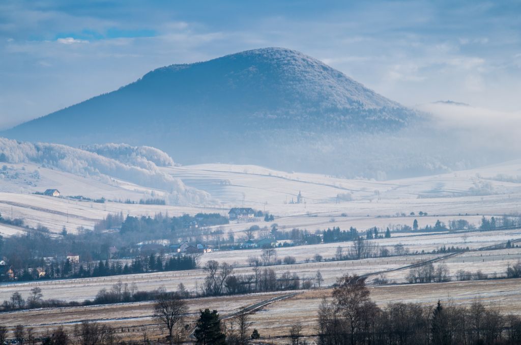 Widok na zimowy krajobraz na ziemi gorlickiej.