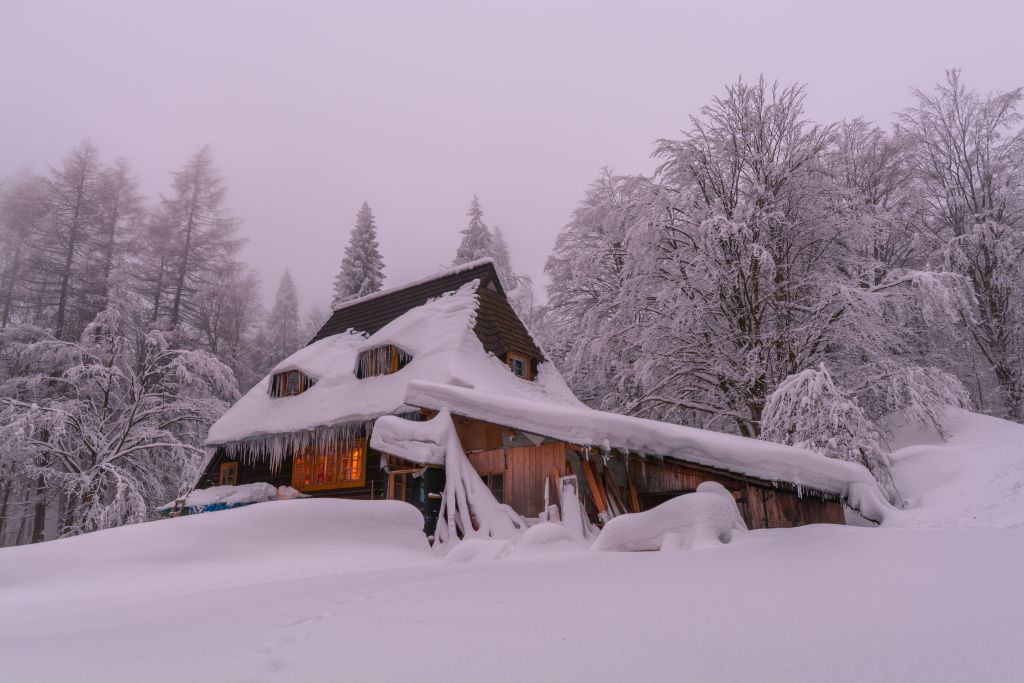 Widok na schronisko PTTK.