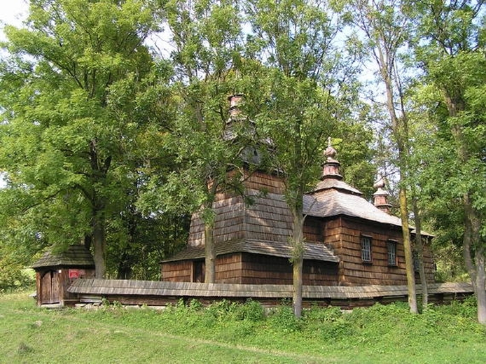 Widok na Cerkiew w Bartnem – Muzeum Sztuki Cerkiewnej.