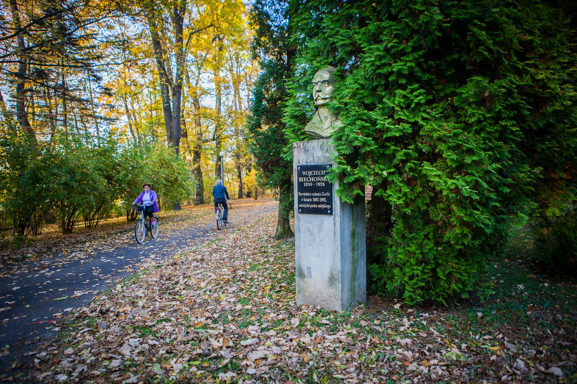 Widok na Pomnik Wojciecha Biechońskiego w Parku Miejskim.