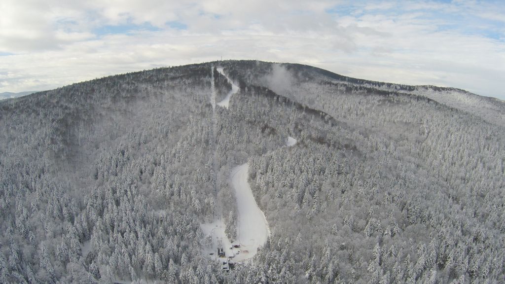 Widok na Magura Ski Park Wyciągu Narciarskiego w Małastowie.