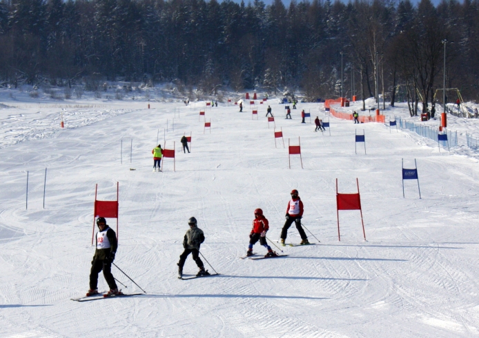 Widok na Magura Ski Park Wyciągu Narciarskiego w Małastowie.