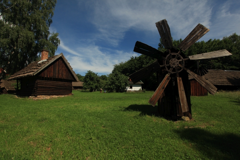 Widok na "Skansen Wsi Pogórzańskiej" im. prof. Romana Reinfussa w Szymbarku.