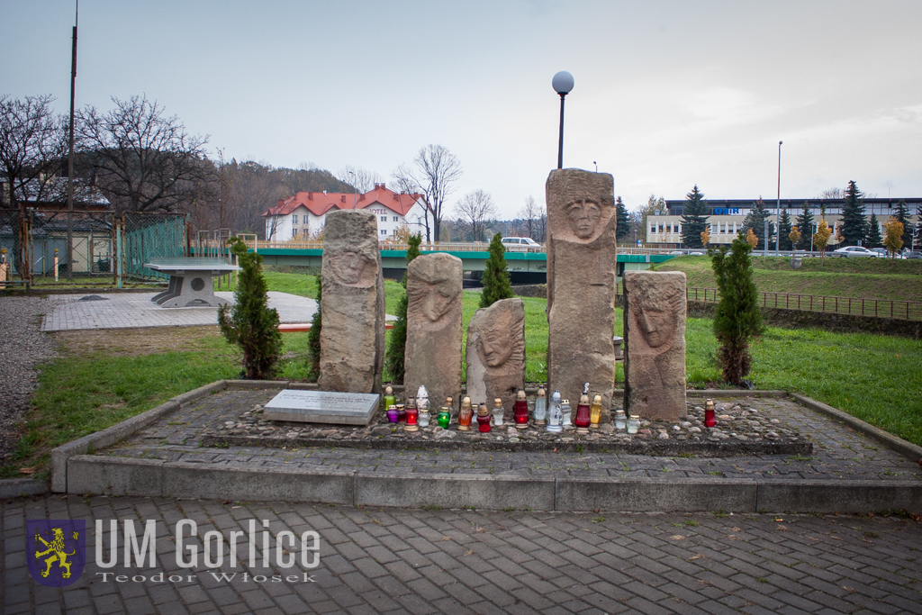 Widok na Pomnik „Smutne twarze” przy rzece Ropie.