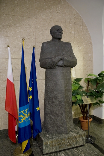  Widok na Figurę ks. Bronisława Świeykowskiego w budynku Ratusza Miejskiego.