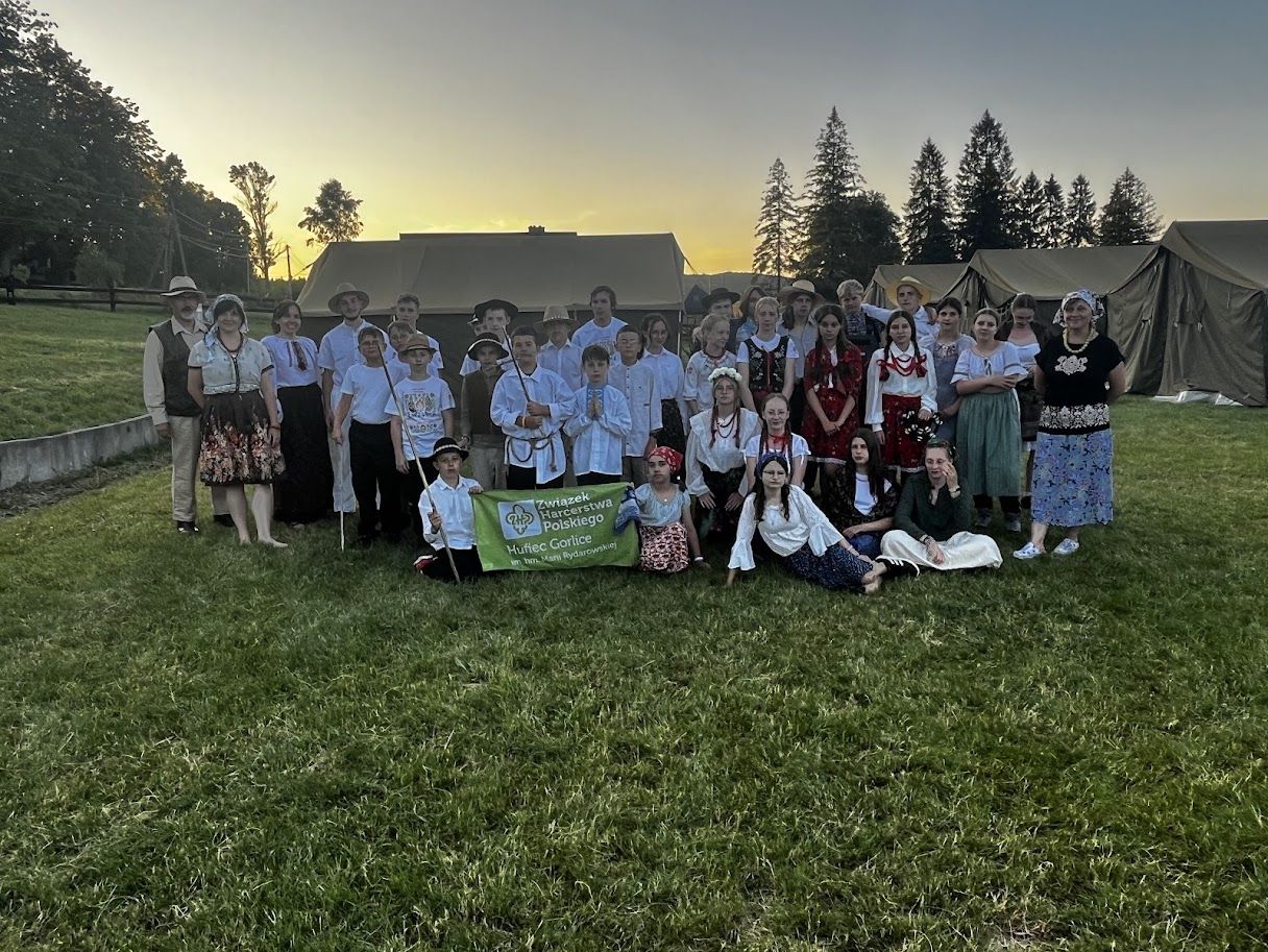 Grupowe zdjęcie harcerzy, w tle Beskid Niski.