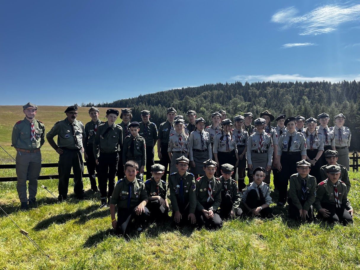 Grupowe zdjęcie harcerzy, w tle Beskid Niski.