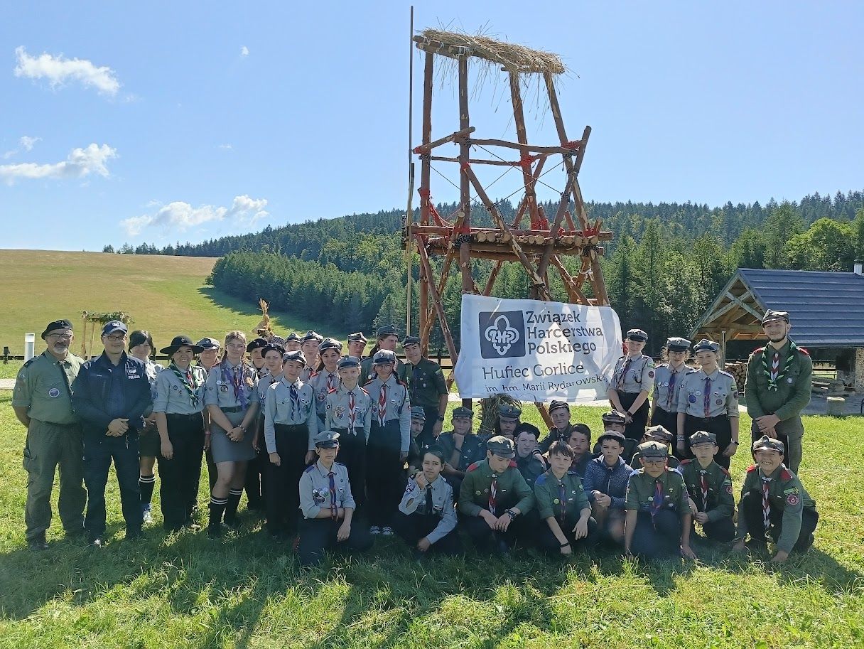 Grupowe zdjęcie harcerzy, w tle Beskid Niski.