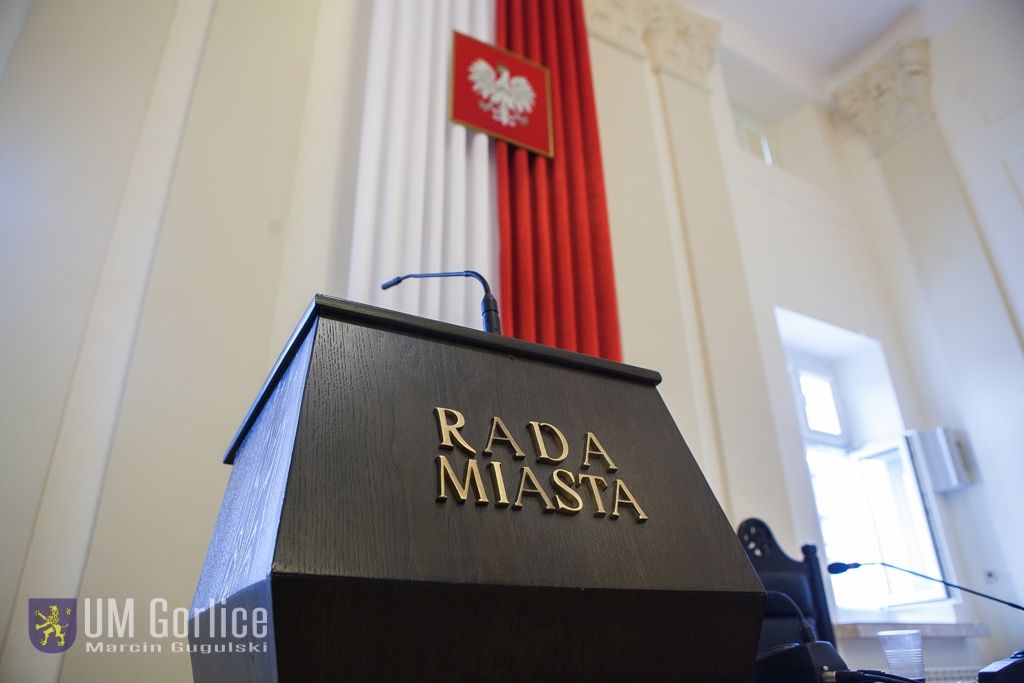 Mównica na sali sesyjnej Rady Miasta Gorlice.