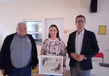 Nowy przewodniczący zarządu osiedla z poprzedniczką i sekretarzem miasta.