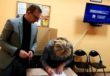 Sekretarz Miasta Gorlice Daniel Janeczek podczas wyborów uzupełniających do Zarządu Osiedla nr 5