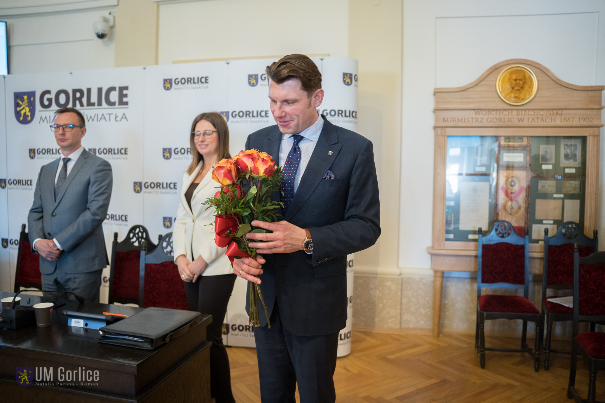Burmistrz Rafał Kukla z kwiatami za udzielone absolutrium i wotum zaufania za rok 2022