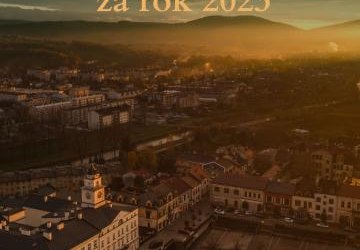 Zdjęcie lotnicze Gorlic z napisem Raport o stanie miasta.