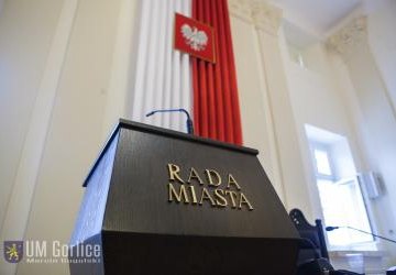 Pulpit w sali posiedzeń Rady Miasta.