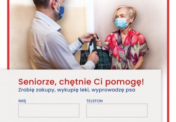 Grafika z hasłem kampanii, mężczyzna w średnim wieku przekazuje starszej kobiecie siatkę z zakupami przed dzwiami mieszkania.