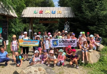 zdjęcie grupowe uczestnikó półkolonii