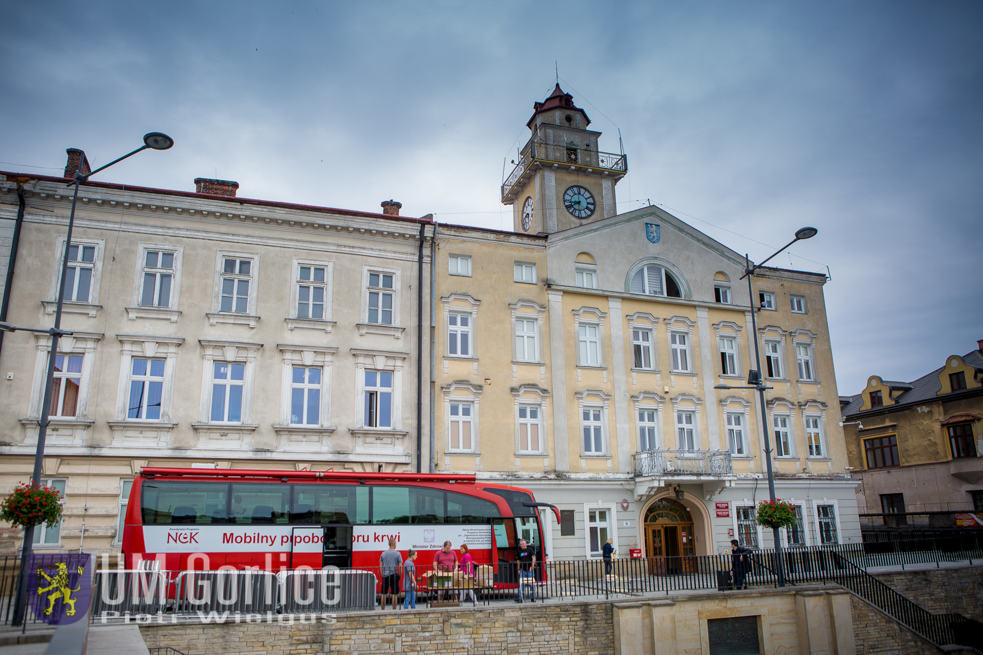 Krwiobus stoi przed gorlickim Ratuszem.