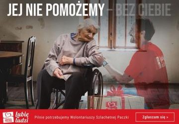 Starsza osoba na wózku i młody człowiek kucający obok niej.