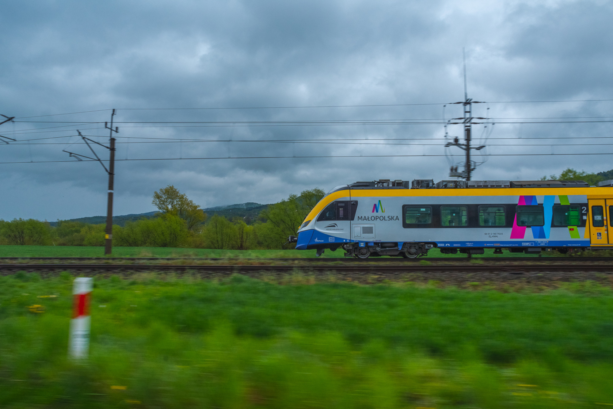 Pociąg kolei Małopolskich na torach.