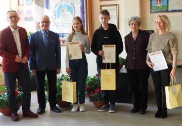 Wręczenie dyplomów w szkole