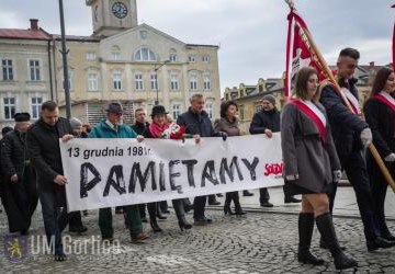 Ludzie idący z banerem Solidarność.