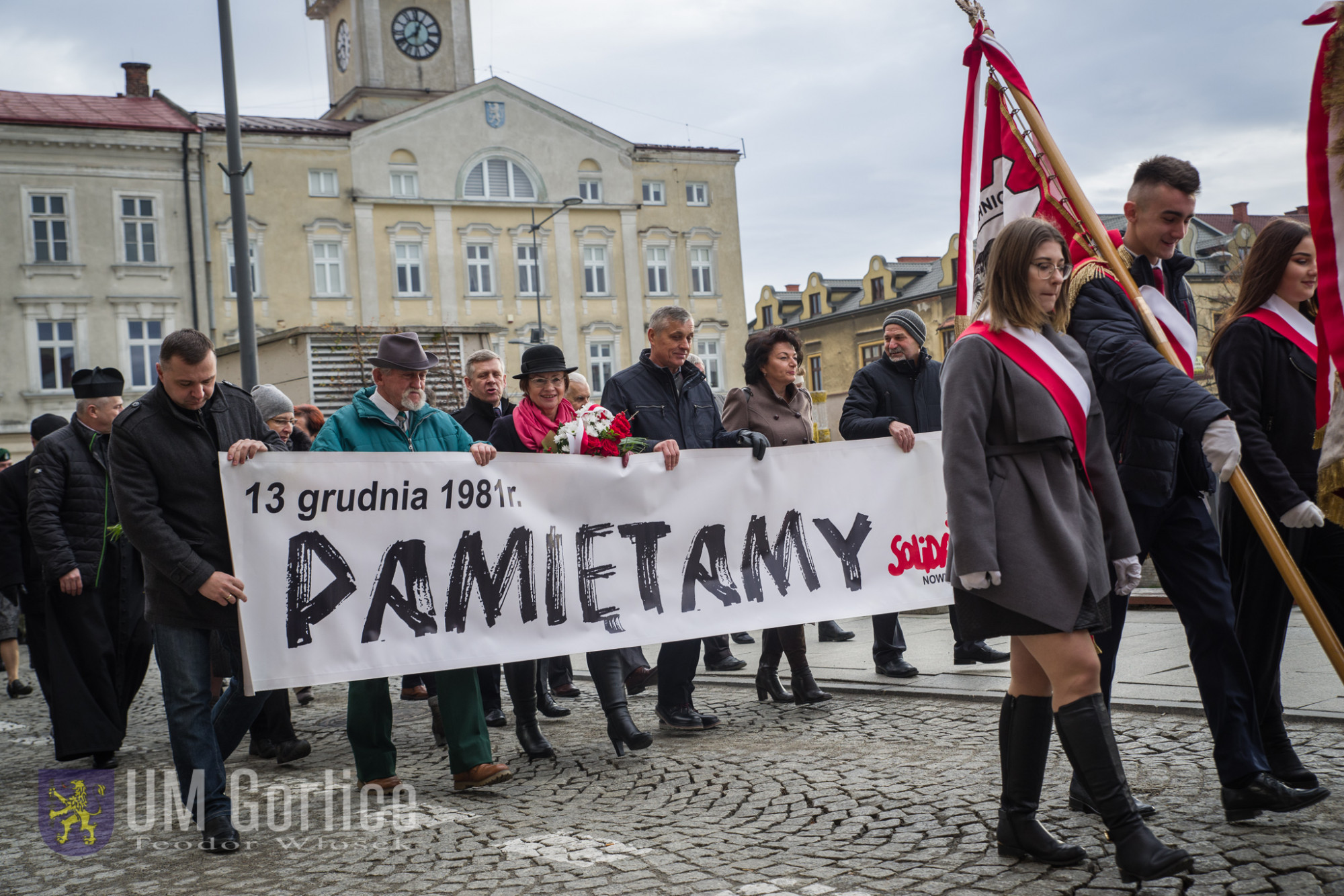 Ludzie idący z banerem Solidarność.