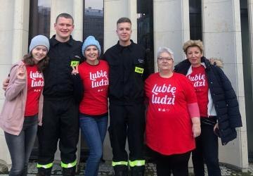 Wolontariusze szlachetnej paczki stoją przed pawilonem historii miasta.