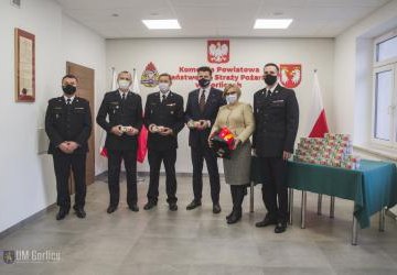 Przekazanie latarek - wspólne zdjęcie