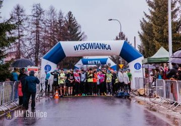 Uczestnicy biegu na starcie