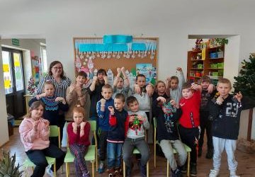Grupa dzieci uczestnicząca w zajęciach.