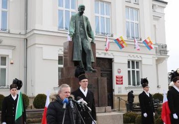 Wicepremier Piotr Gliński przemawia przed pomnikiem Ignacego Łukasiewcza w Krośnie.