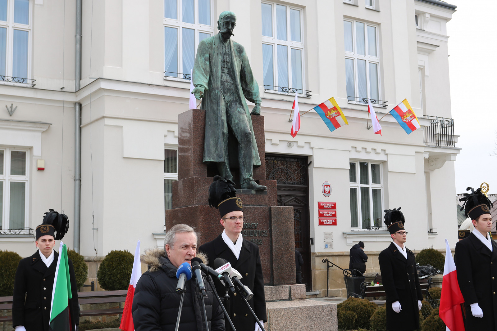 Wicepremier Piotr Gliński przemawia przed pomnikiem Ignacego Łukasiewcza w Krośnie.