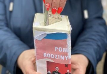 Wrzucanie pieniędzy do puszki