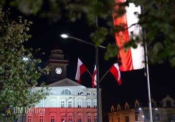 Gorlicki Ratusz ubrany w biało-czerwone flagi.
