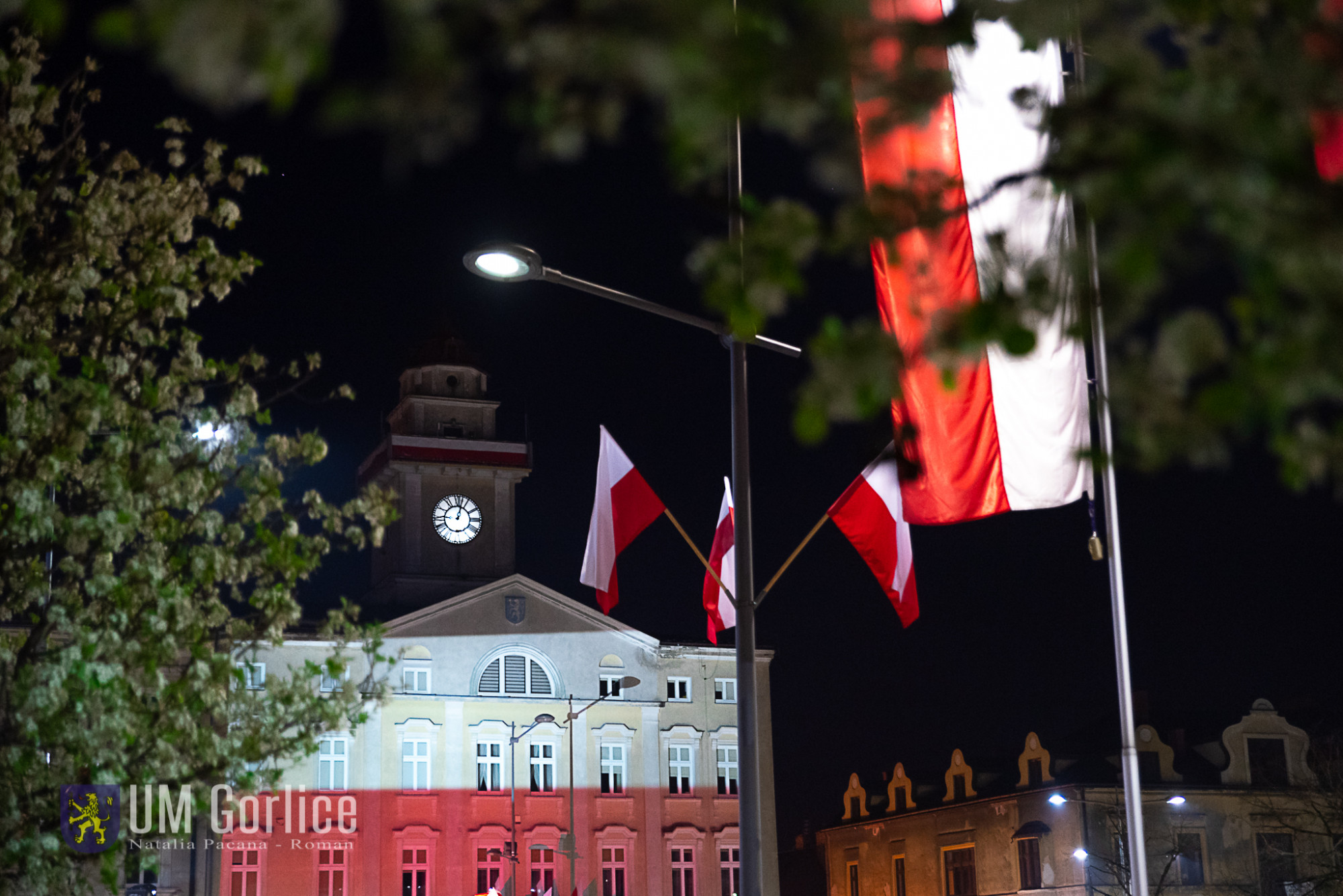 Gorlicki Ratusz ubrany w biało-czerwone flagi.